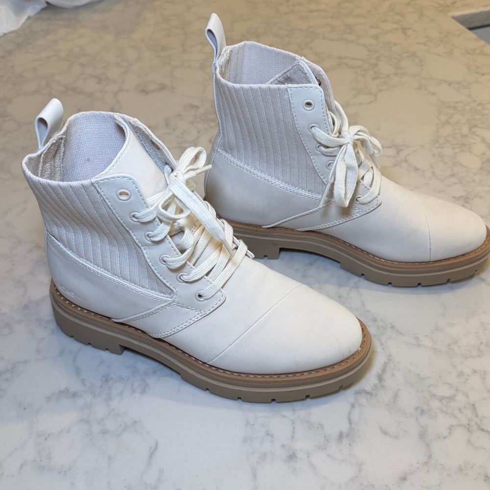Toms Women's Ionie Lace Up Lug Boots Size 6.5 - Picture 2 of 9